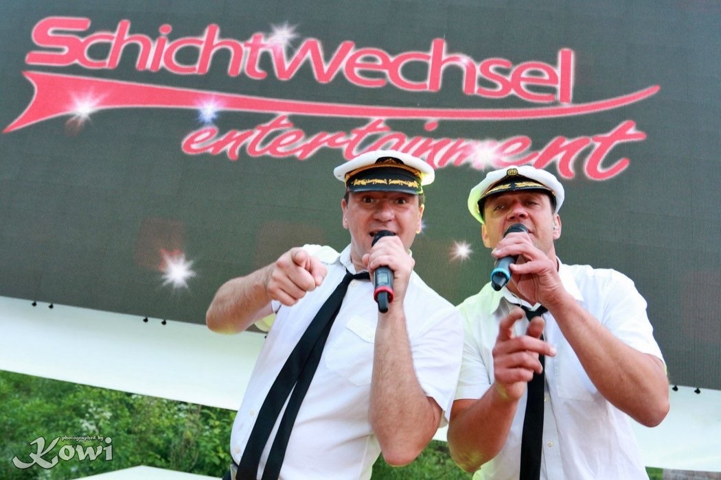 Duo mit Mikrofonen – Captain-Outfit