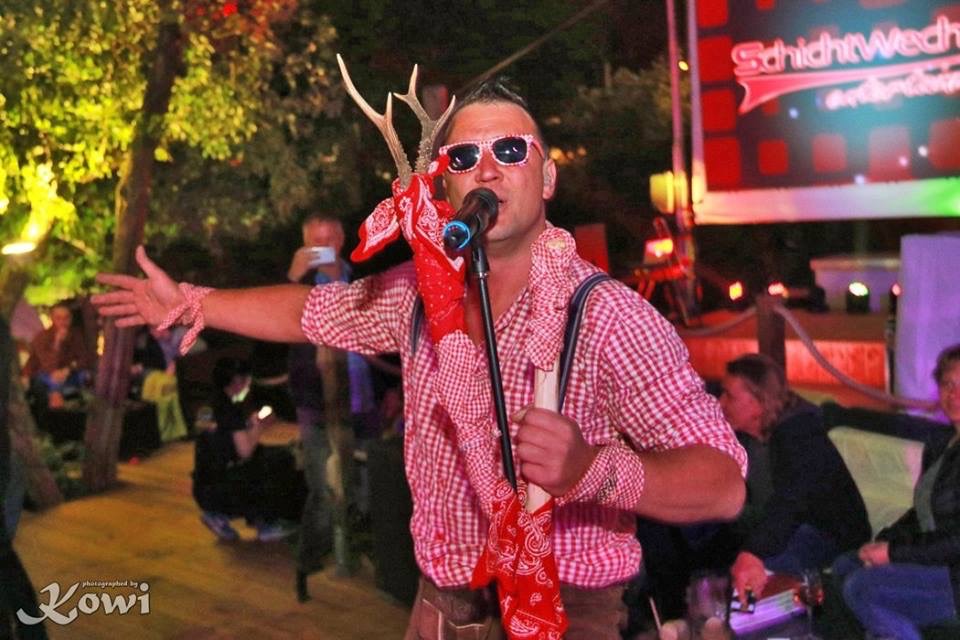 Künstler im Trachtenlook – Auftritt