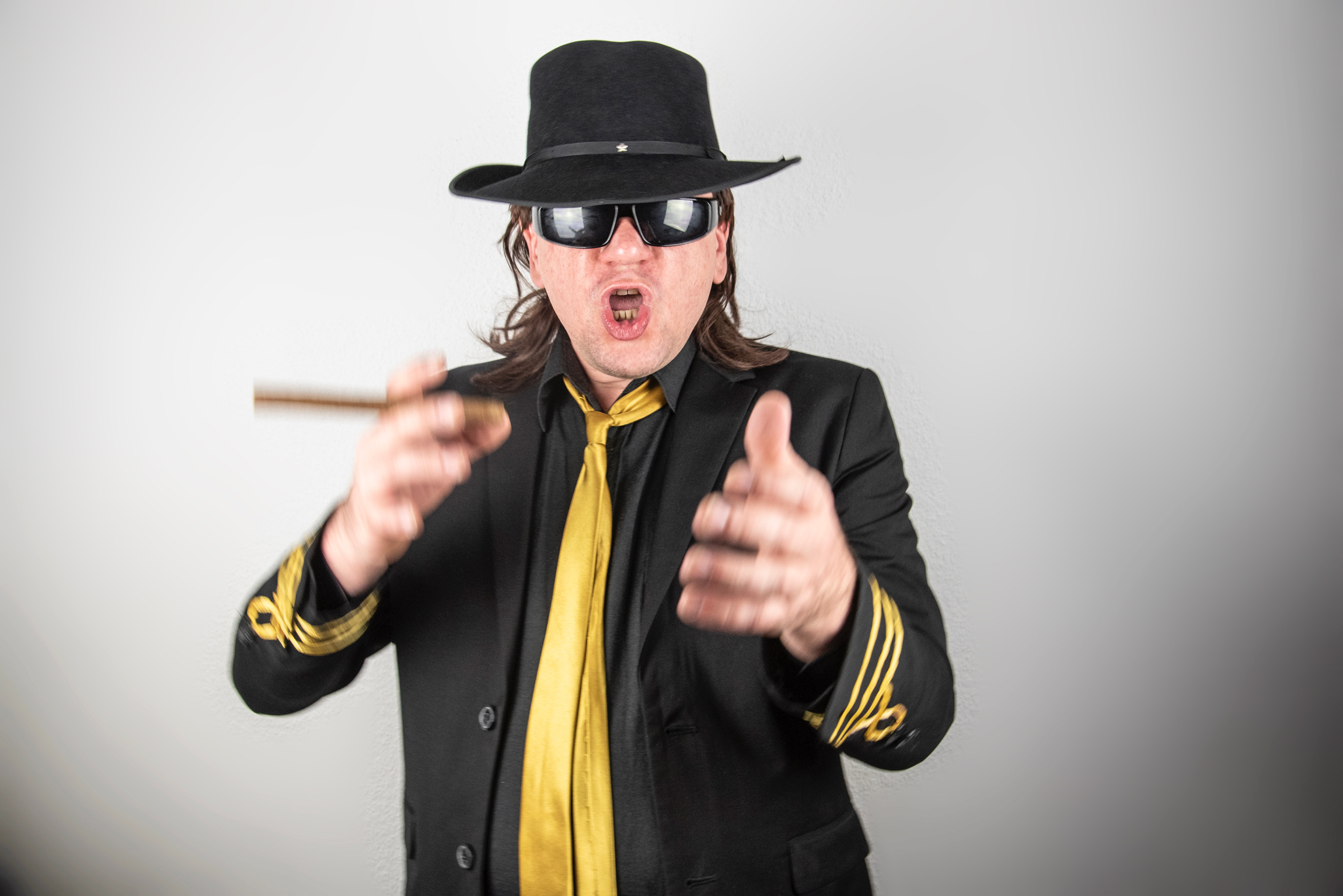 Porträt mit Hut und Sonnenbrille