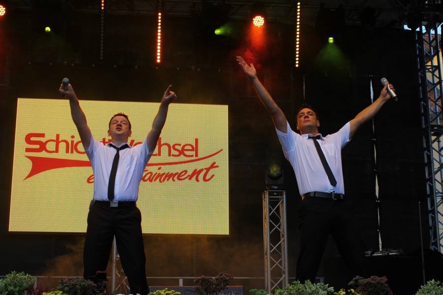 Bühnenauftritt – Logo auf Leinwand