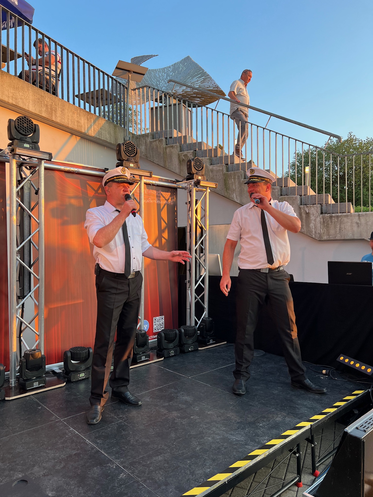 Schichtwechsel – Kapitäns-Show im Sonnenuntergang
