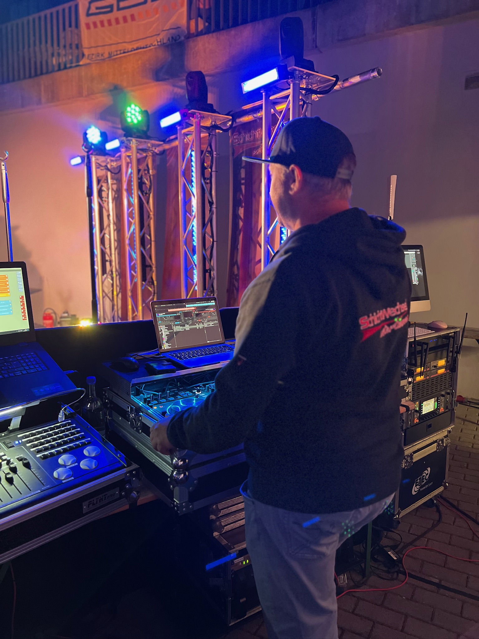 Schichtwechsel – Technikpult und Operator bei der Arbeit