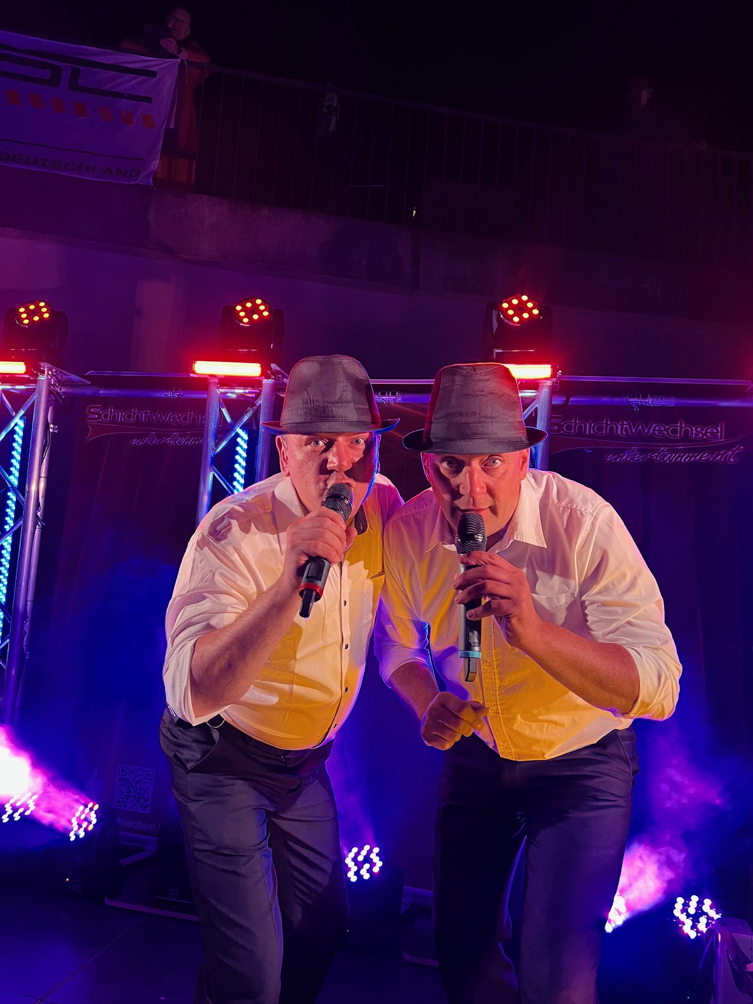 Schichtwechsel – Duo mit Hüten, Doppelperformance