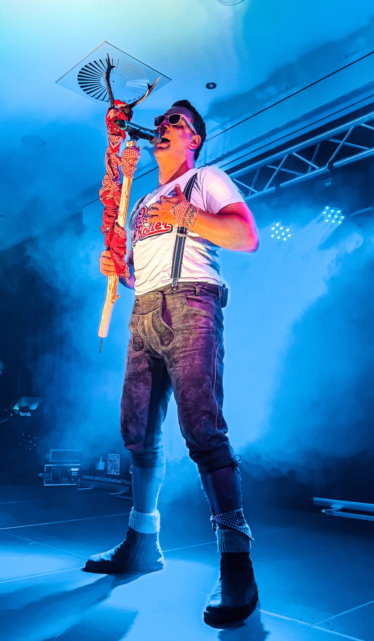 Schichtwechsel – Soloauftritt im Nebel mit Mikrofonständer