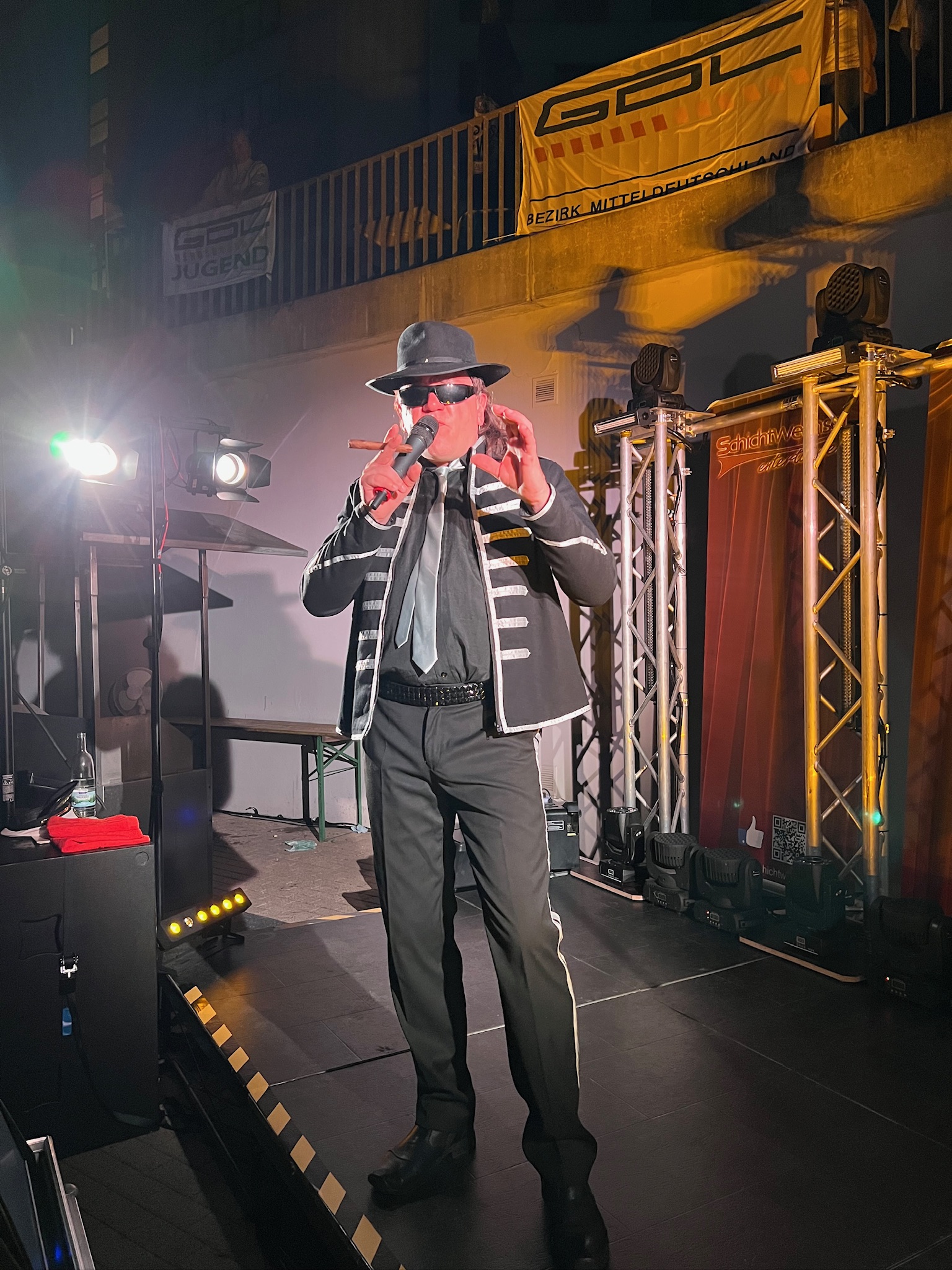 Schichtwechsel – Performer mit Sonnenbrille und Zigarre auf der Bühne